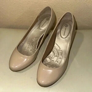 Giani Bernini cream pumps size 6.5